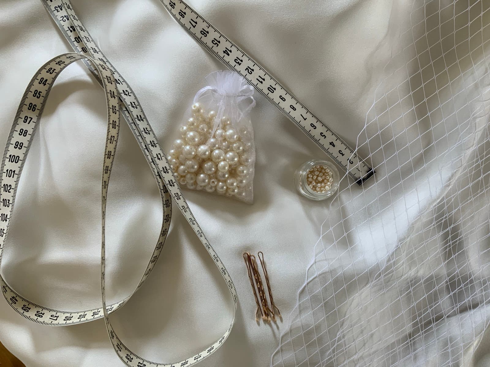 Perles, pinces dorées et matériel de l’atelier.