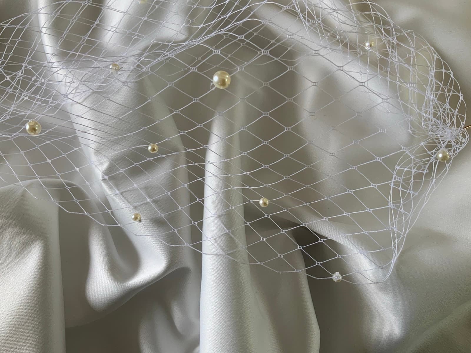 Détail : perles, tulle et pinces