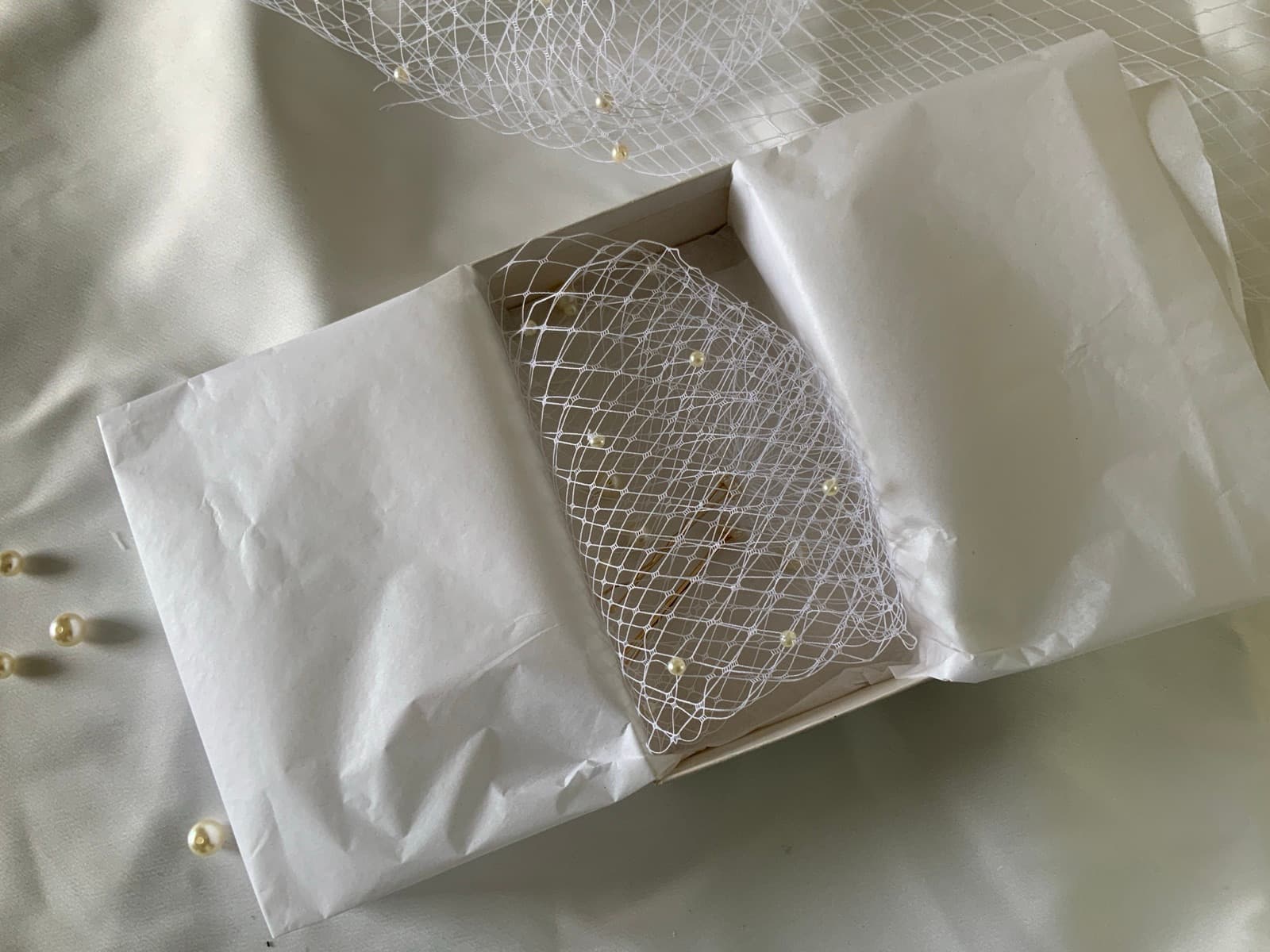 Une voilette dans son papier de soie.