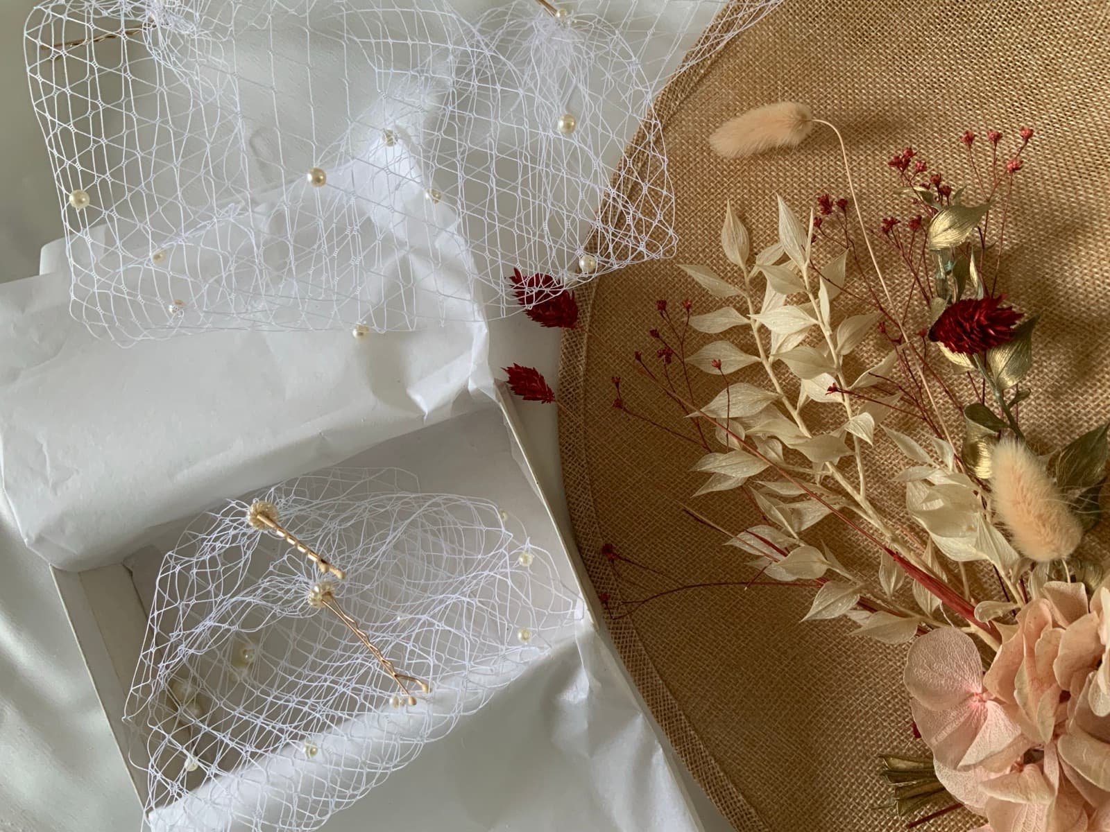 Papier de soie et fleurs séchées.